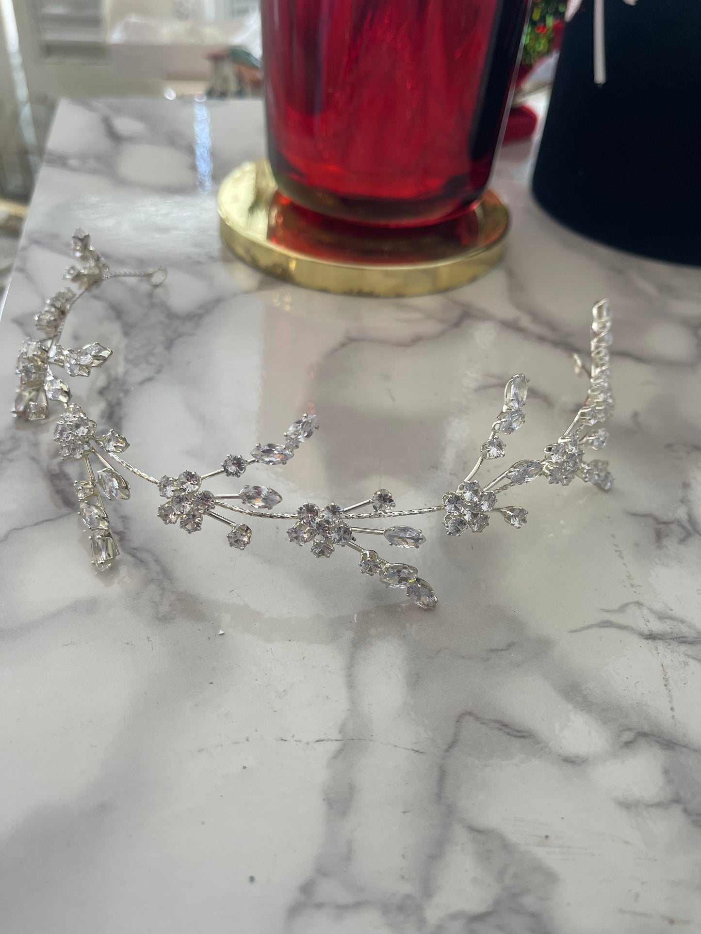 Diadema de pedrería y cristales