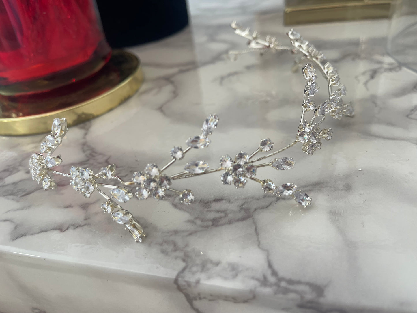 Diadema de pedrería y cristales