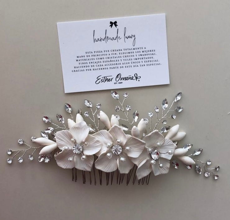 Tocado de flores con ramas de perlas