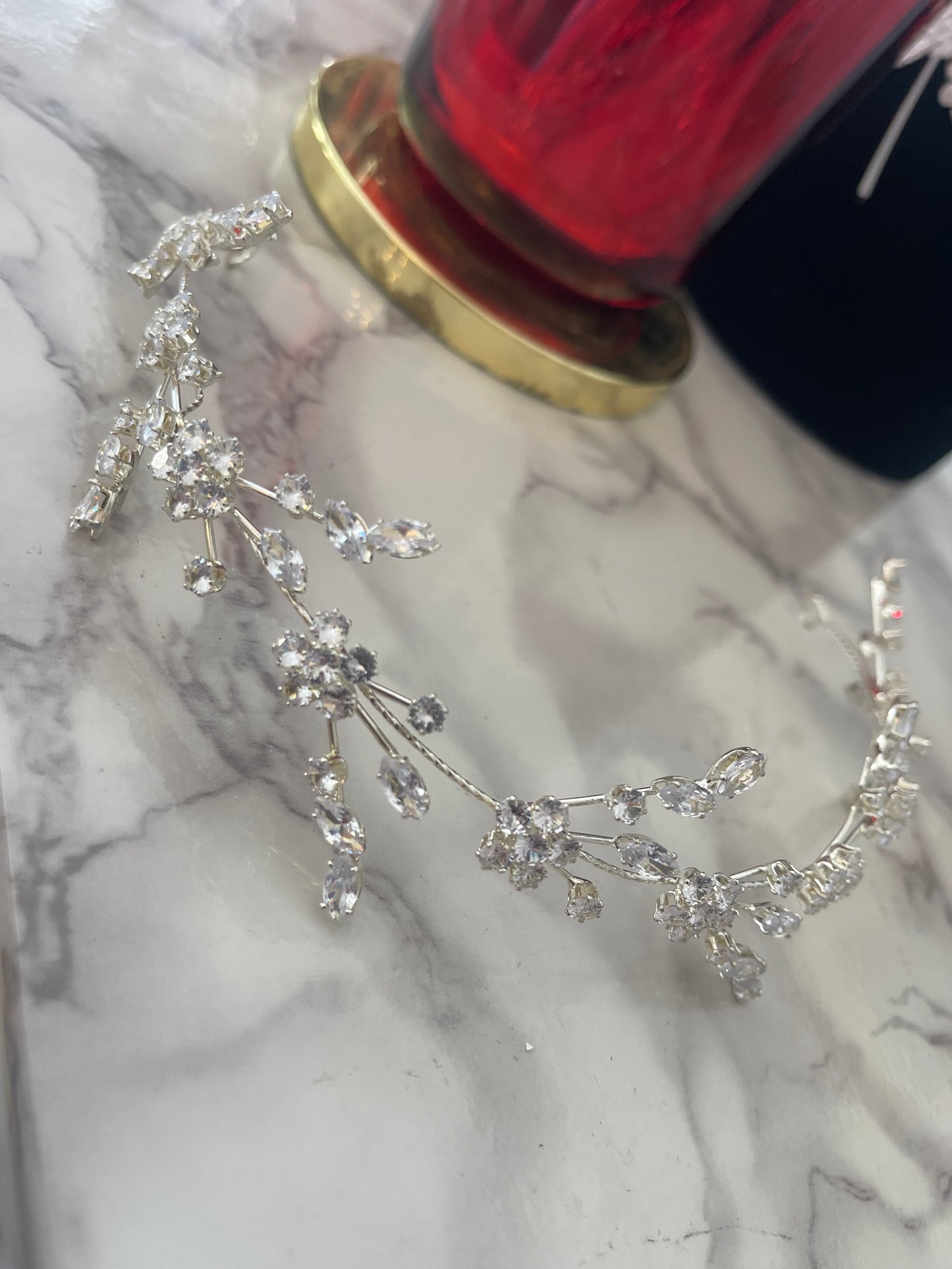Diadema de pedrería y cristales